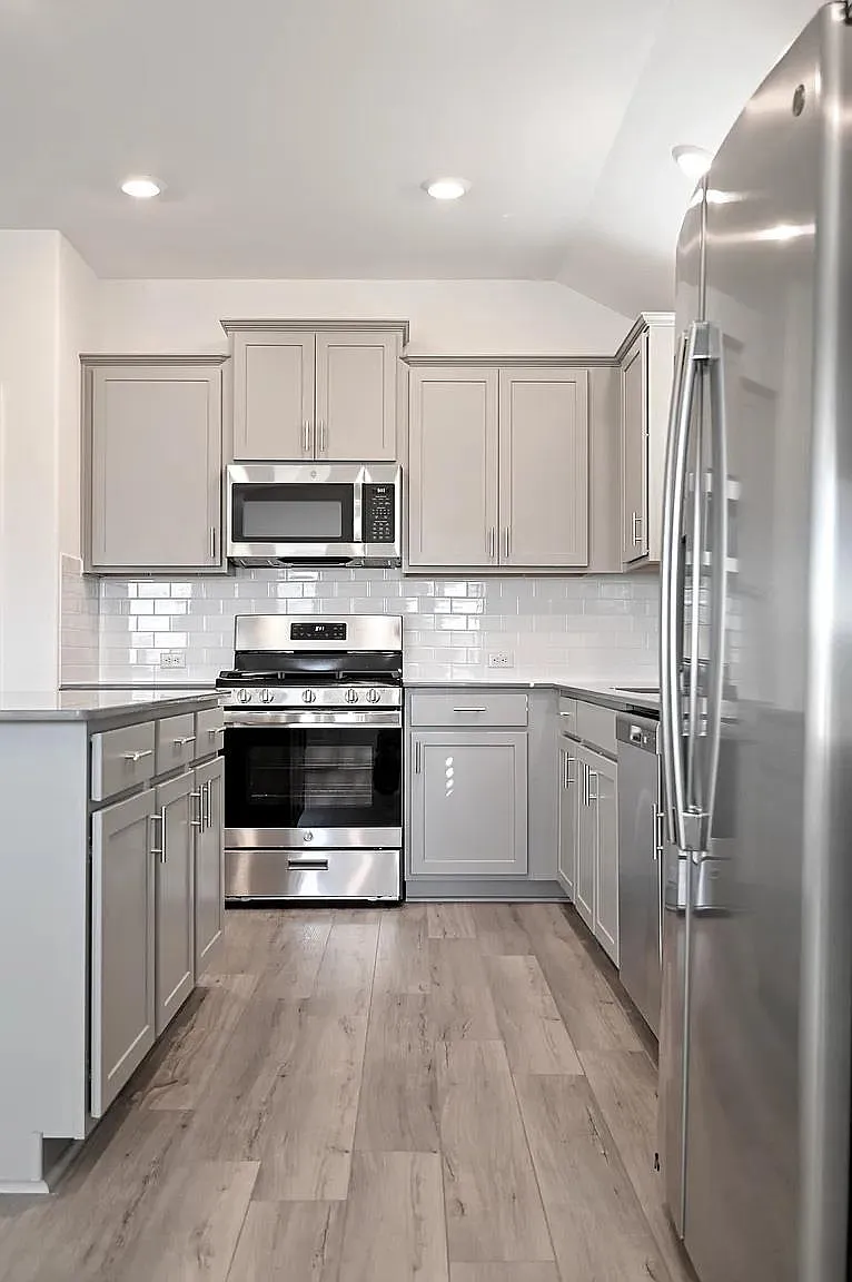 4 bed, 2.0 bath, 1982 sqft, $2,050 — Photo 4