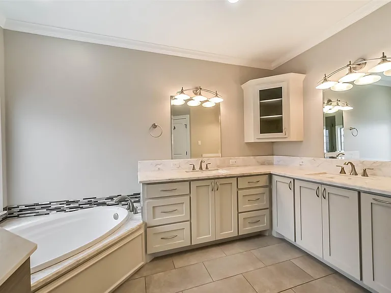 1317 Chantilly Ln — Photo 23