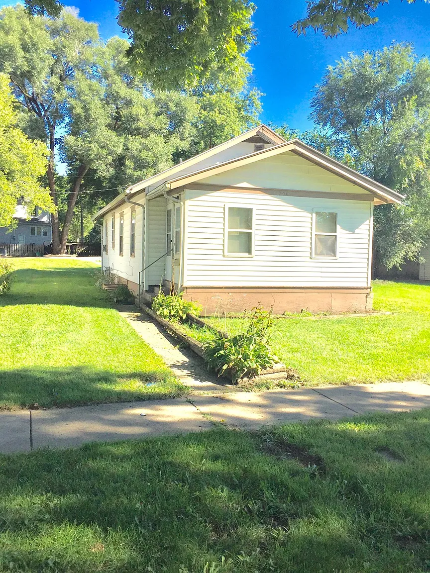 206 W Tremont St photo 1