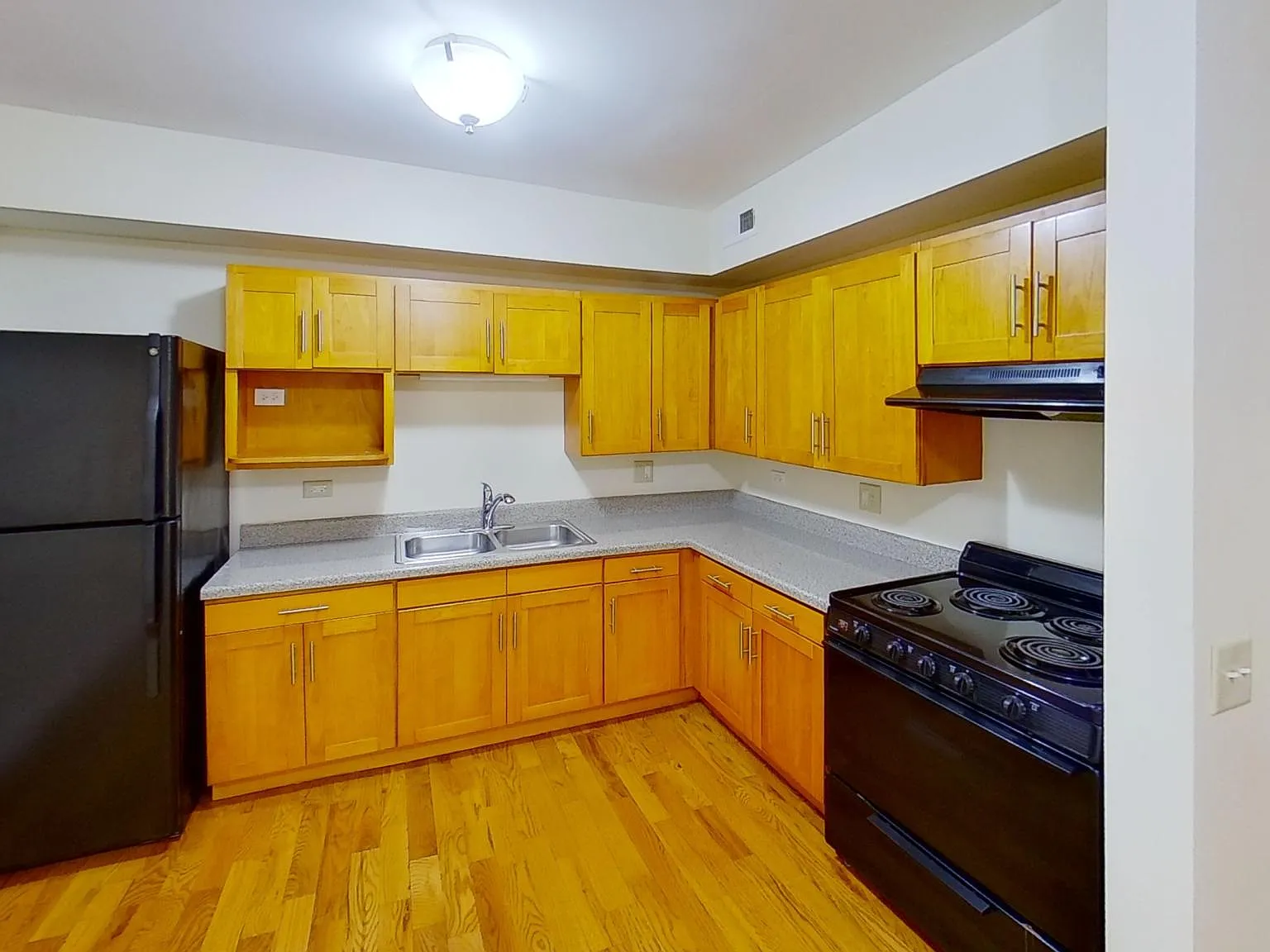 2 bed, 900 sqft, $1,350 — Photo 2