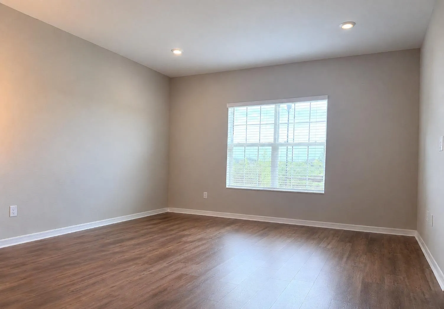 3 bed, 2.5 bath, 1705 sqft, $2,300 — Photo 2