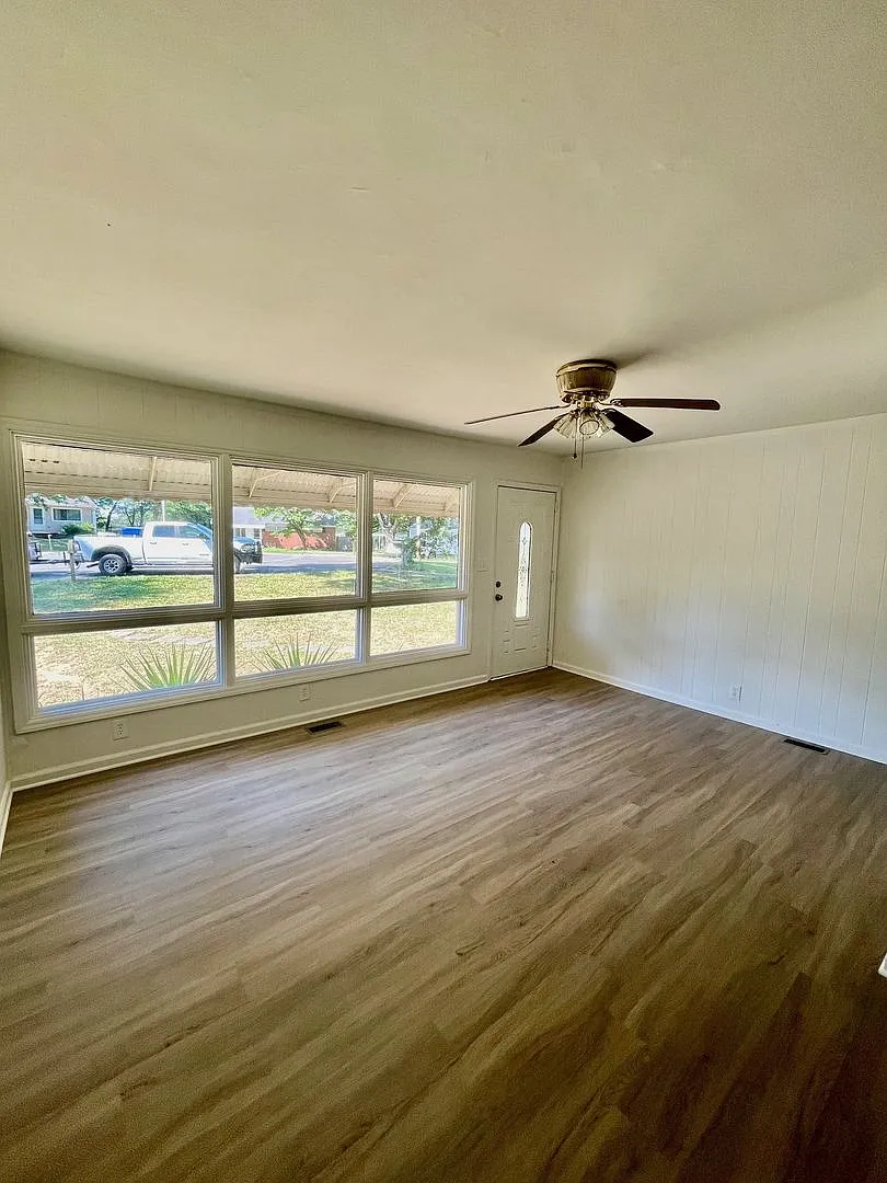 This charming single-family residence with 3 bedrooms and 1.5 bath home is Located in the Wood Hi... — Photo 2