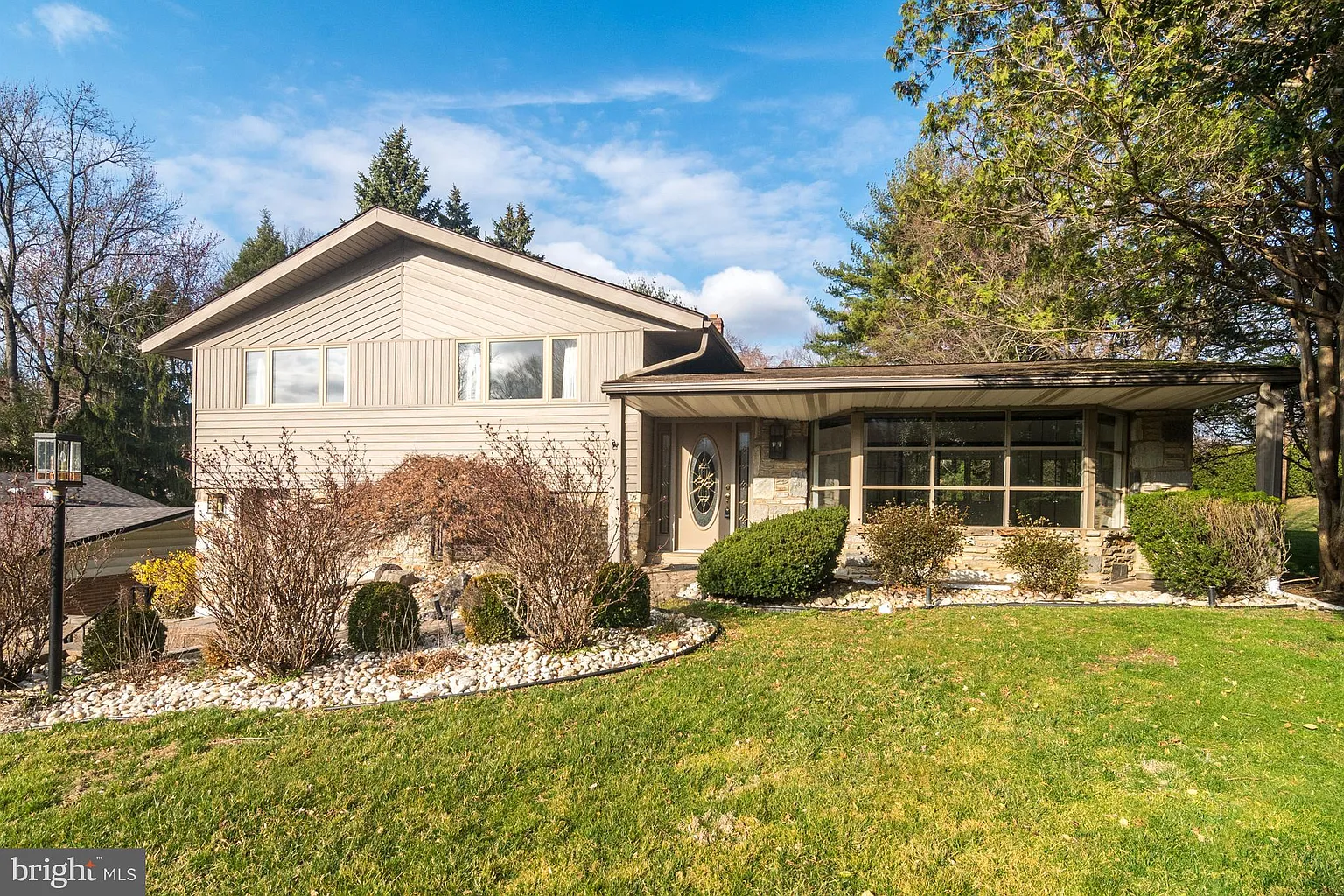 1062 Henrietta Ave photo 1