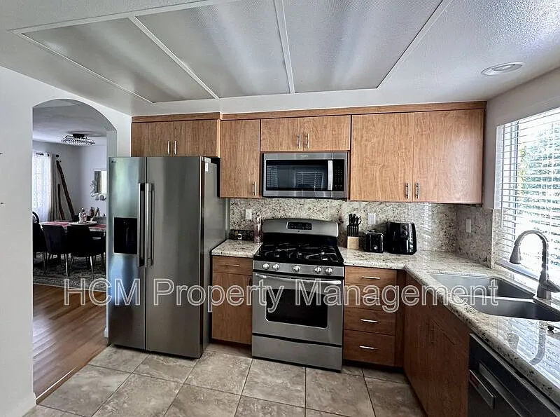 3 bed, 2.5 bath, 1407 sqft, $4,195 — Photo 2