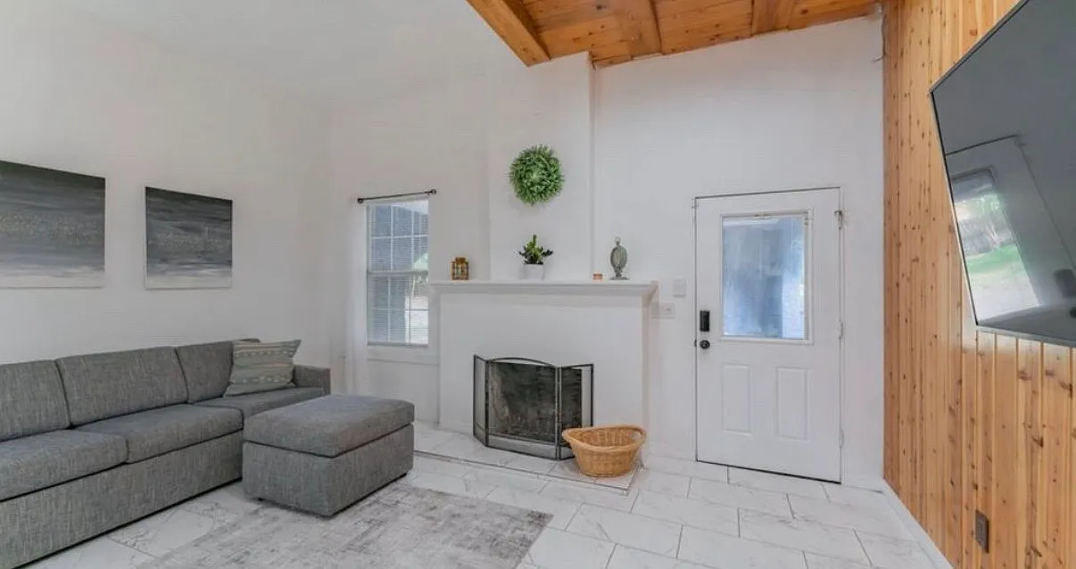 2 bed, 1122 sqft, $2,600 — Photo 3