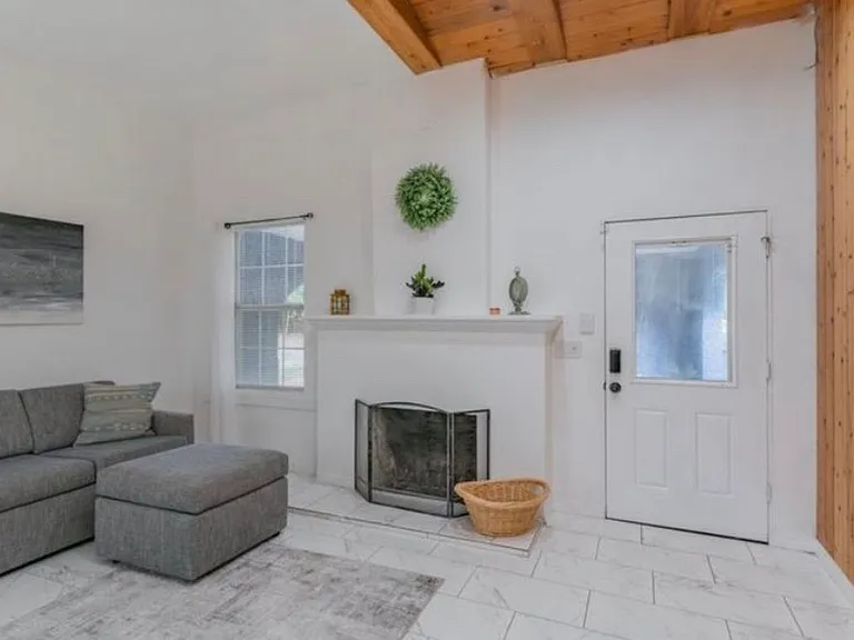 1537 Drew St — Photo 3