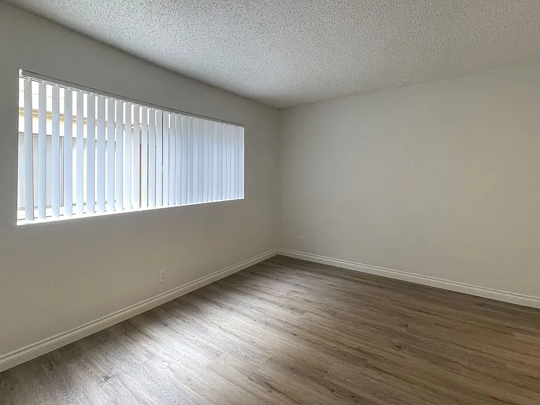 Francis Apartments...Gorgeous Newly Remodeled ...CALL NOW! — Photo 18