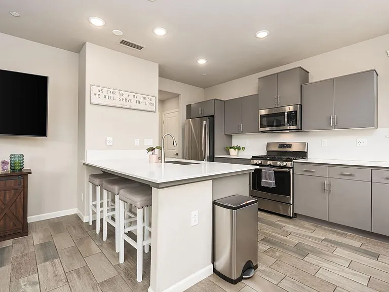 731 N Burgan Ave — Photo 9