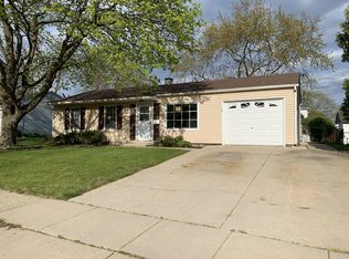 423 Cedarcrest Dr, Streamwood, IL