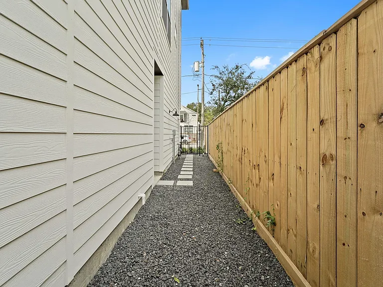 1108 Brooks St — Photo 2