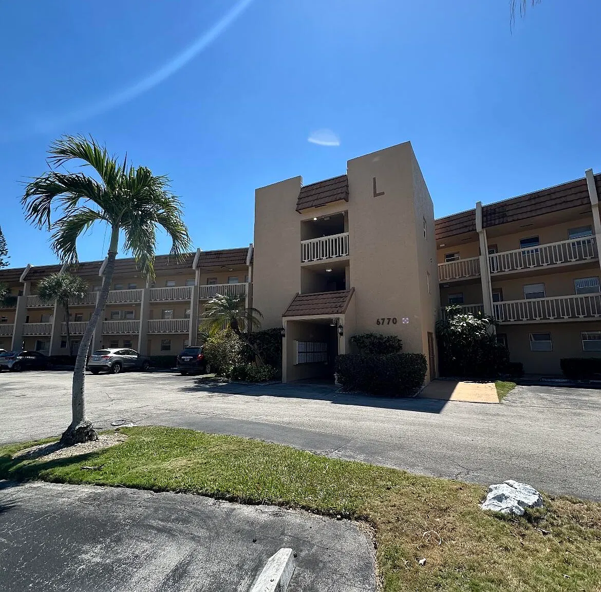 1 bed, 1.5 bath, 720 sqft, $1,350 — Photo 1