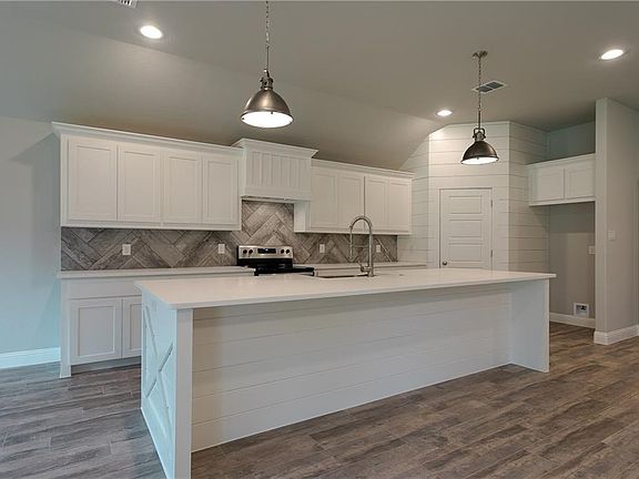 3rd image of 301 McKittrick Ln