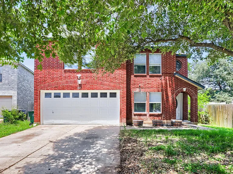 512 Woodford Dr — Photo 1