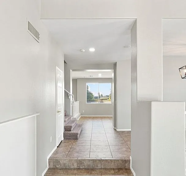 2181 E Westchester Dr — Photo 8