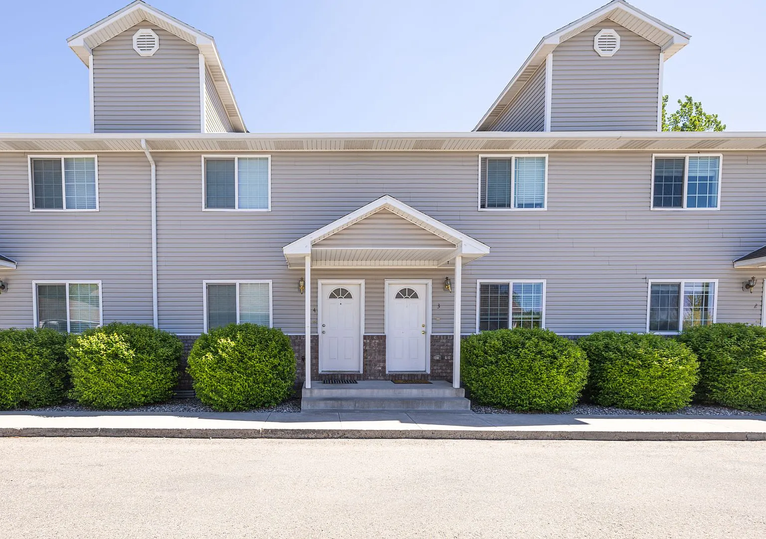 2 Bed -1.5 Bath townhome in Idaho Falls with 2 stall garage — Photo 1