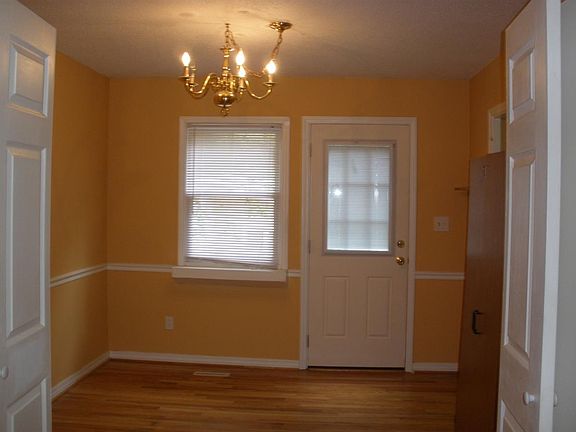 Dining room (lower level)