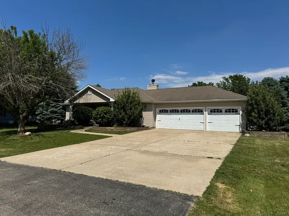 122 Windward Ln, Rochelle, IL 61068