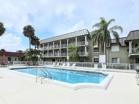 4th image of 495 SE 8th St APT 237
