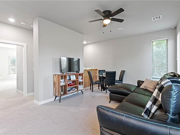 5th image of 293 W Ash St #1