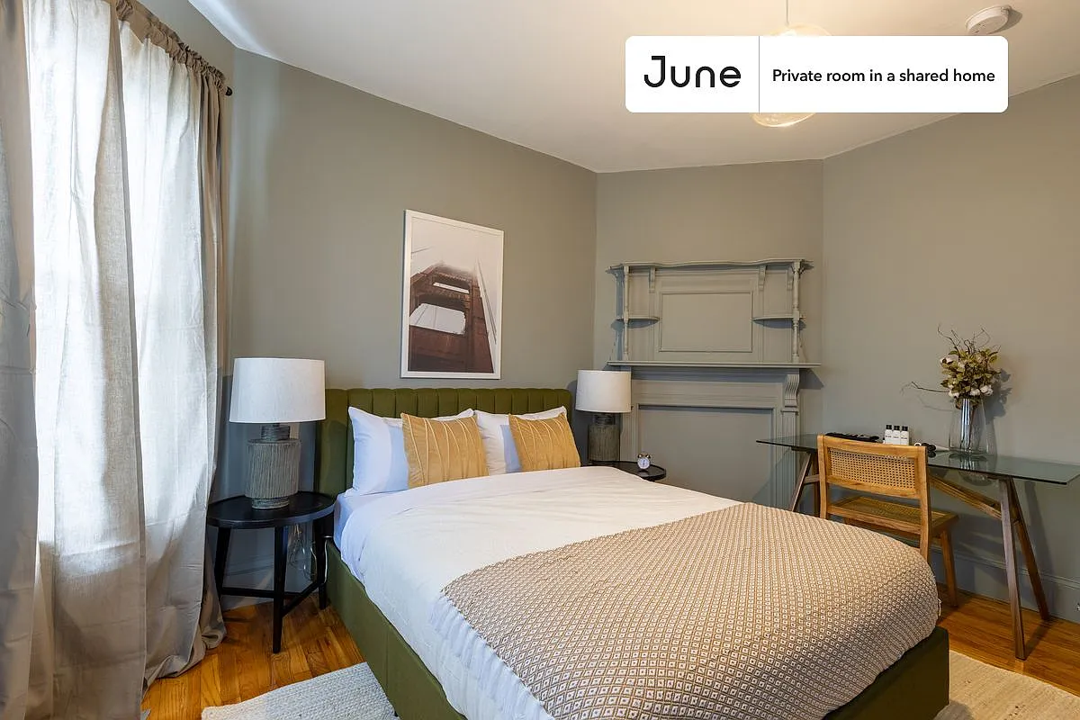 Queen bedroom in 4 bed/1 bath home in JFK/UMass #352 C — Photo 2