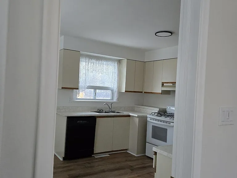 65 Moore St #MAIN — Photo 7