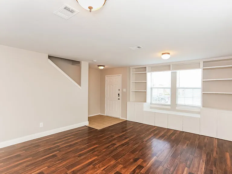 413 Emerald Creek Dr — Photo 9