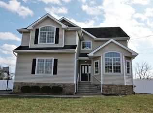 2 Brook Rd, Kendall Park, NJ 08824