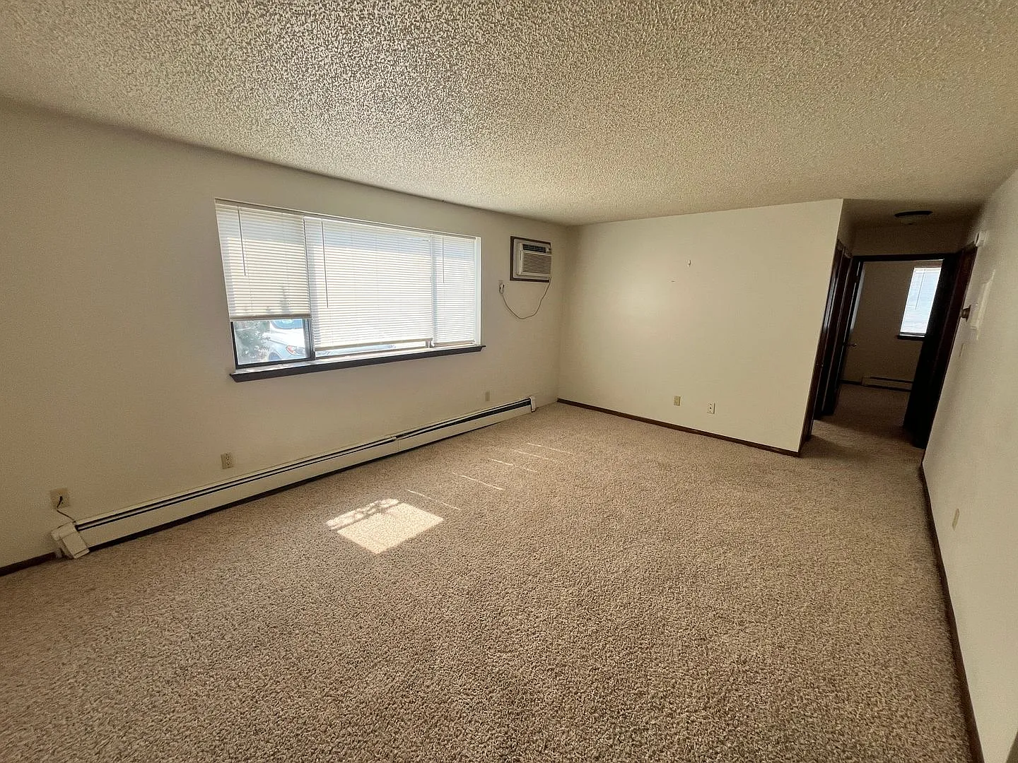Eastside Iowa City Apartment close to Dining and Parks. — Photo 4