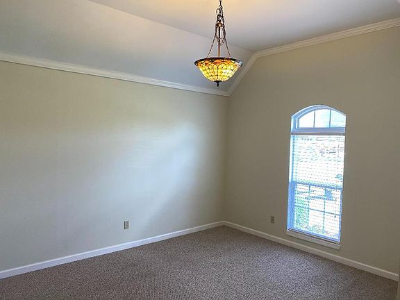 5th image of 572 Lake Manor Dr