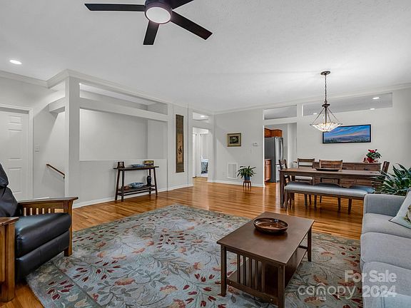 5th image of 38 Old Creek Ln