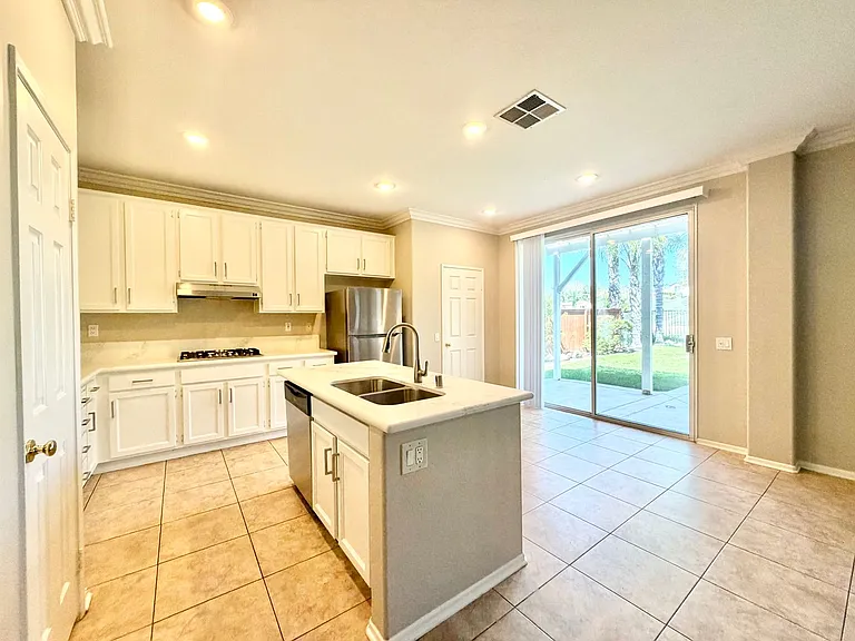 42041 Delmonte St — Photo 10