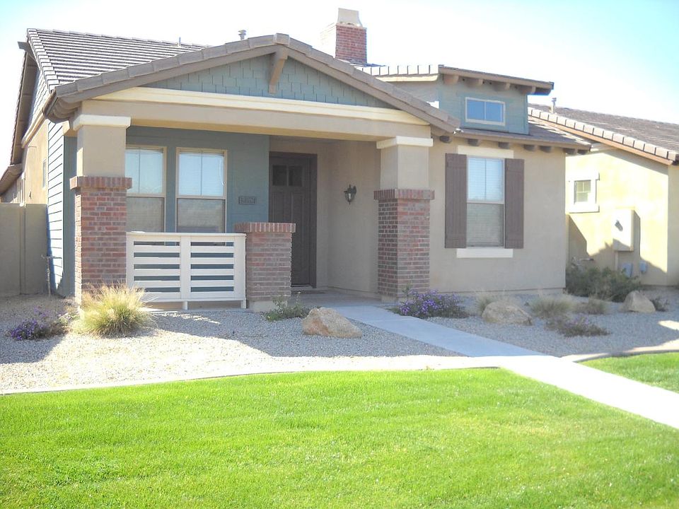 Front Yard (maintained by HOA)