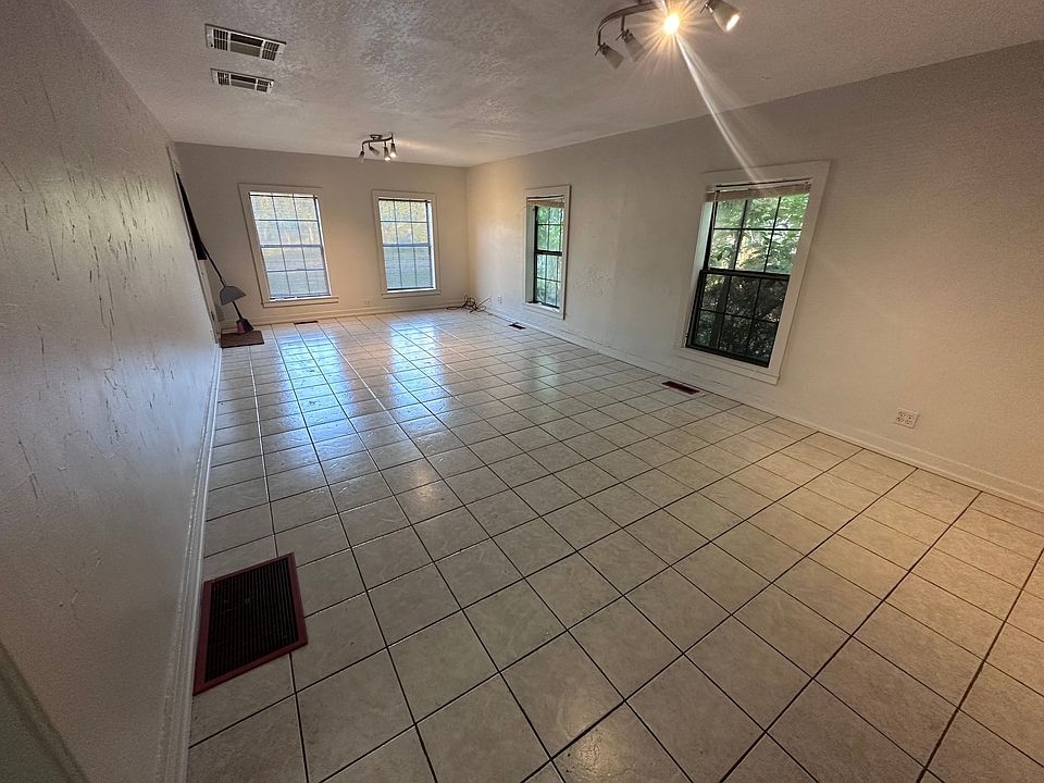 2nd image of 211 S Ash St