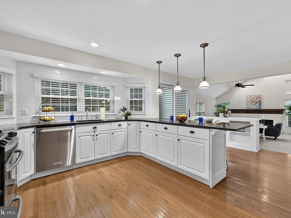 1st image of 18 Burnham Ln
