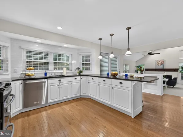 18 Burnham Ln, Voorhees, NJ 08043