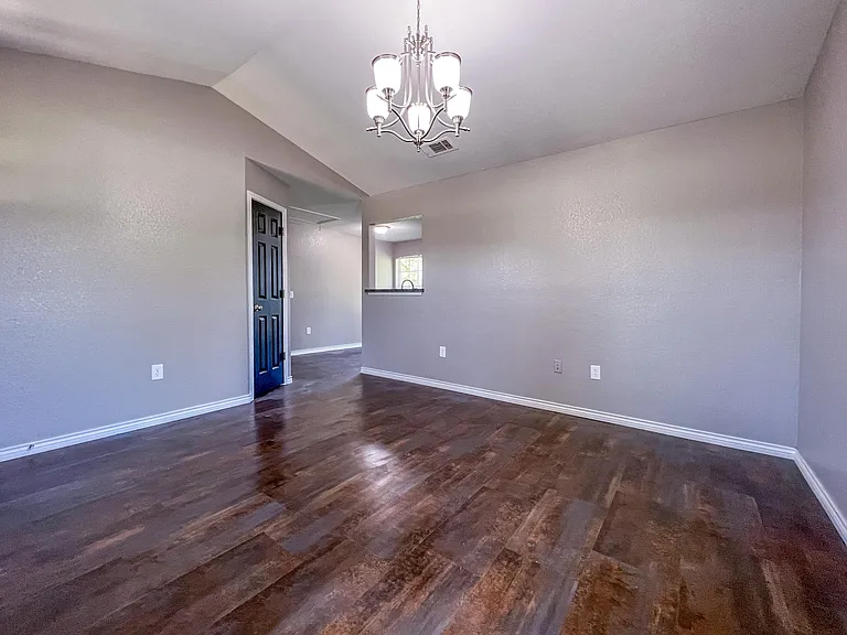 213 N Ave E — Photo 10