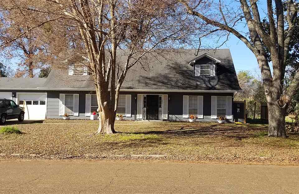 2nd image of 2027 Country Club Dr
