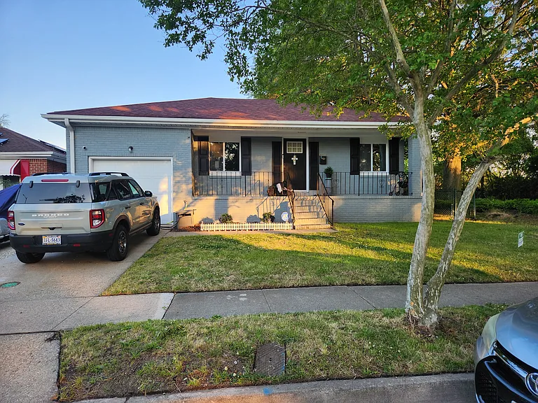 1112 Rockingham St — Photo 3
