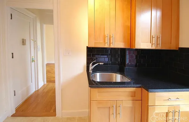 Rented by City Connections Realty | media 15