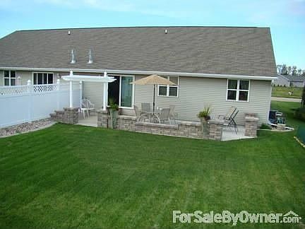 Backyard : Plenty of room to play games or just to roll in the grass