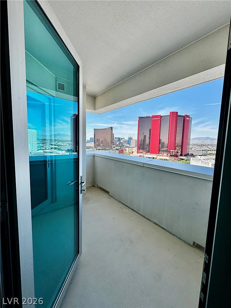 1 bed, 1.0 bath, 985 sqft, $2,200 — Photo 2