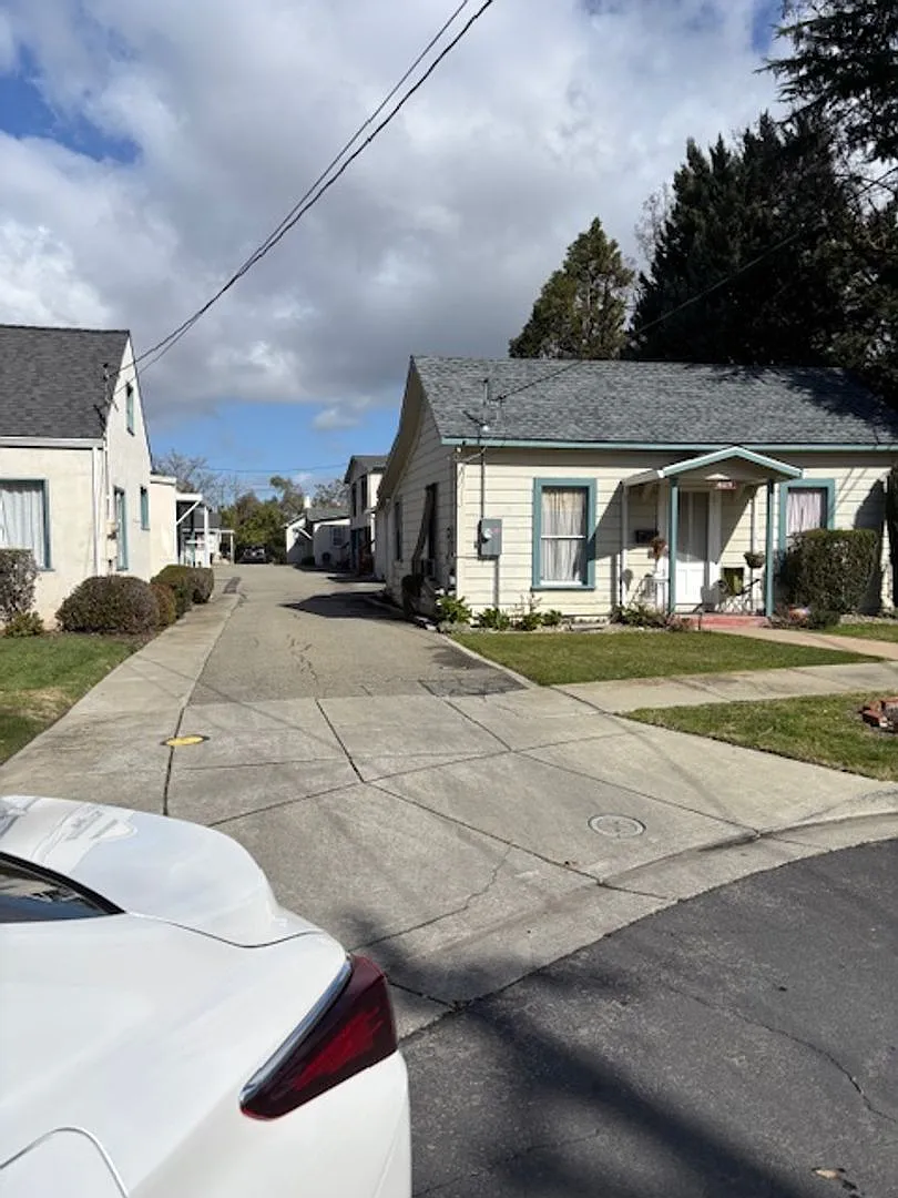 Cute and Cozy 1 Bedroom Walking Distance to Downtown — Photo 2
