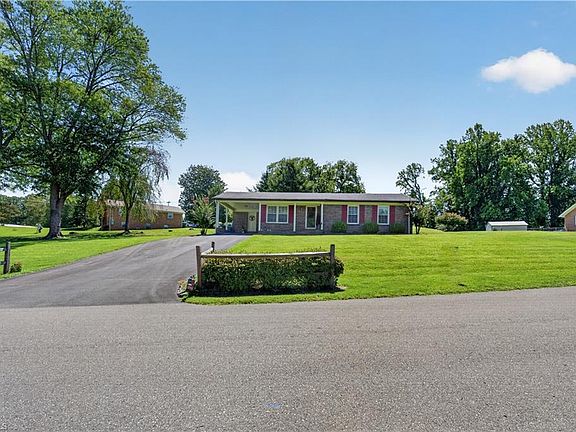 3rd image of 133 Burgundy Rd