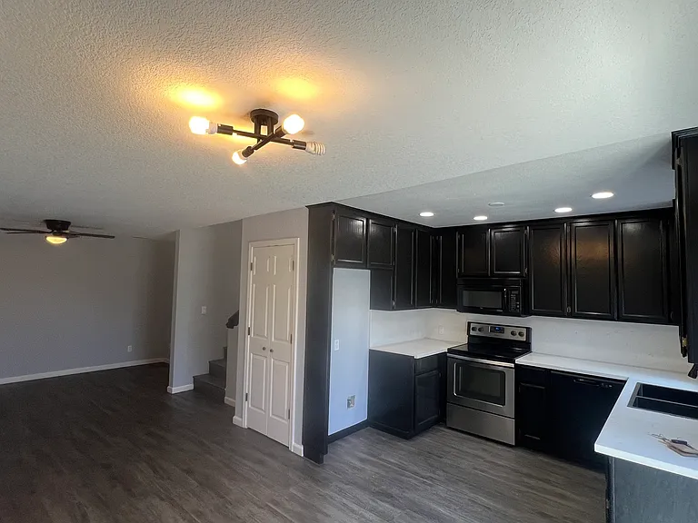 1924 W Holly Dr — Photo 2