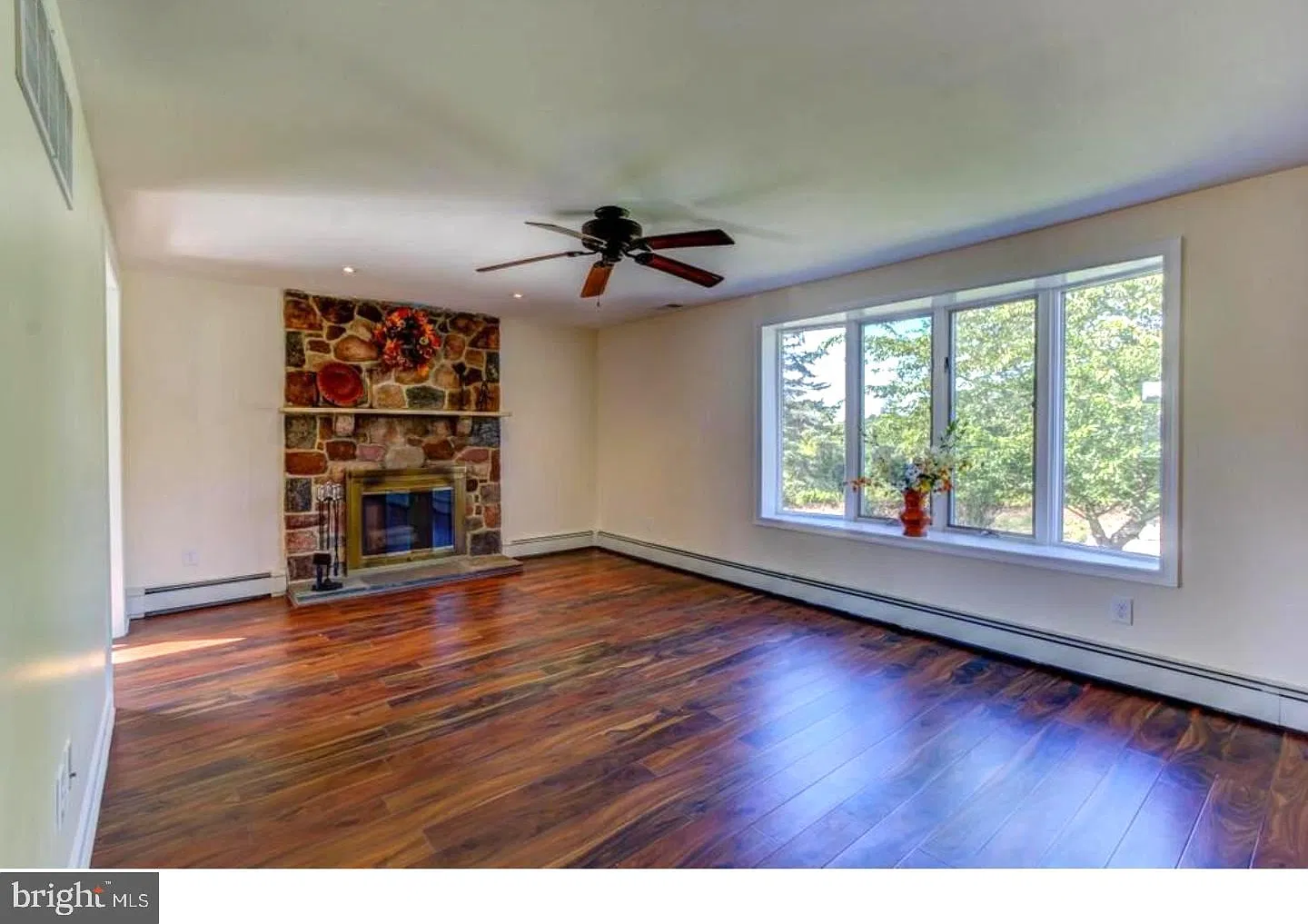 4 bed, 2.5 bath, 2222 sqft, $3,350 — Photo 3