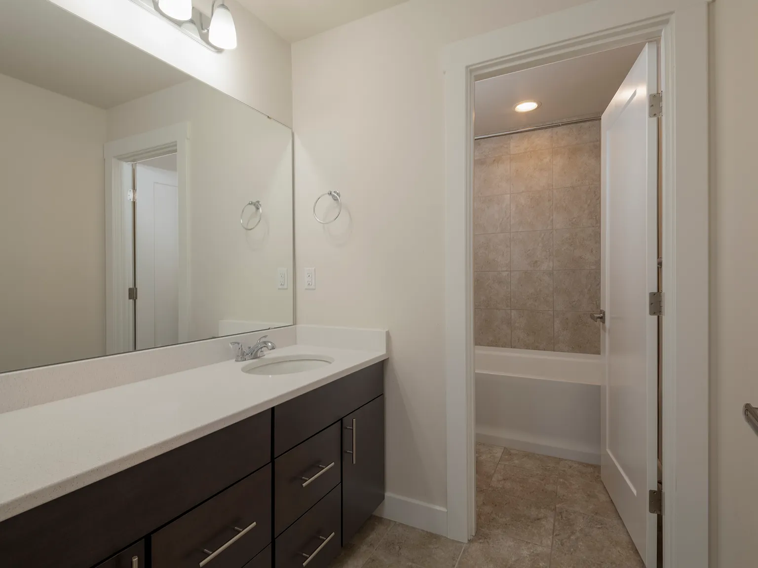3 bed, 2.5 bath, 2050 sqft, $3,500 — Photo 4