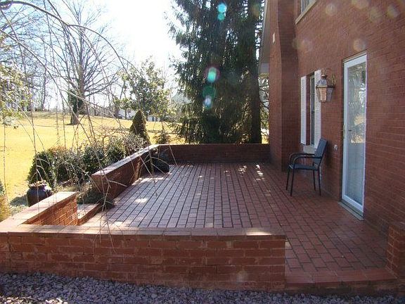 4th image of 662 Hillcrest Dr