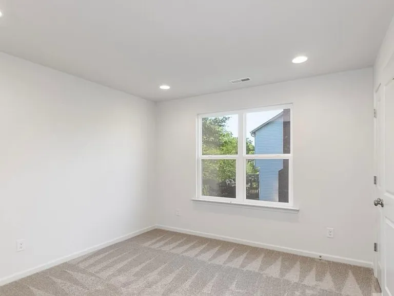 2633 Capitol Dr — Photo 16