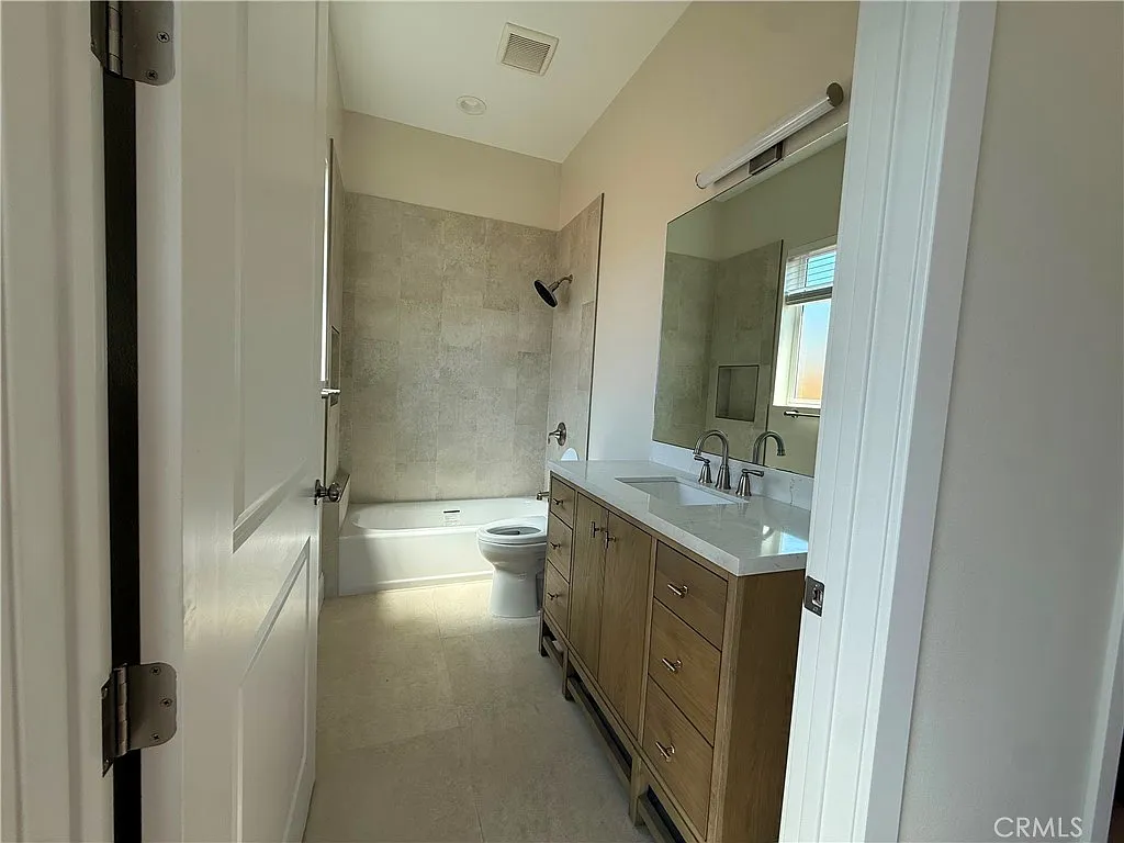 3 bed, 1180 sqft, $3,895 — Photo 4