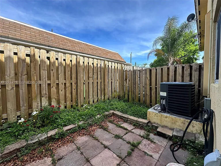 324 NE 3rd St #D — Photo 35
